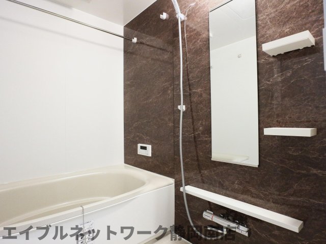 バス・シャワールーム　落ち着いた空間のお風呂です