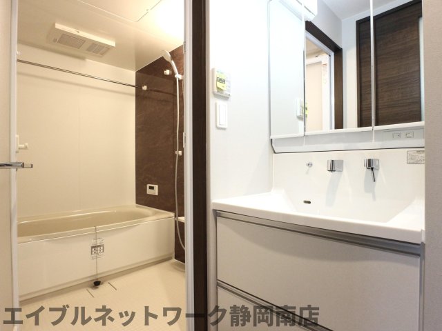 洗面設備　広い洗面スペース