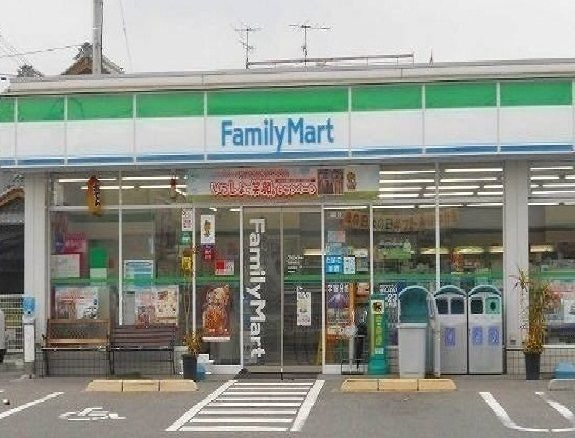 コンビニ　ファミリーマート（コンビニ）まで300m