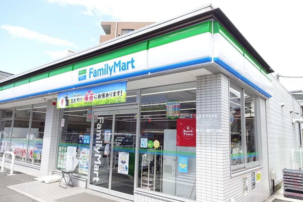 コンビニ　ファミリーマート足立青井店（コンビニ）まで480m