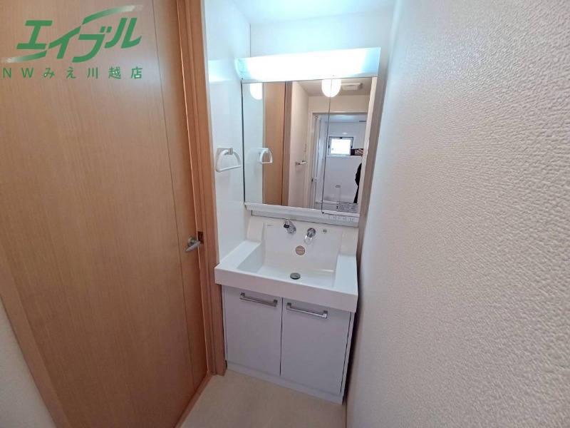 洗面設備　別部屋反転参考写真です