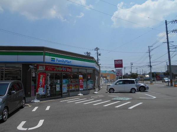 コンビニ　ファミリーマート松阪駅部田店（コンビニ）まで800m