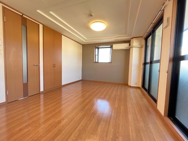 京阪本線 枚方市駅 バス乗車時間：16分 最寄りバス停で下車 徒歩7分 3階建 築22年の居間写真
