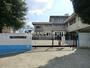 小学校　松戸市立常盤平第三小学校（小学校）まで907m