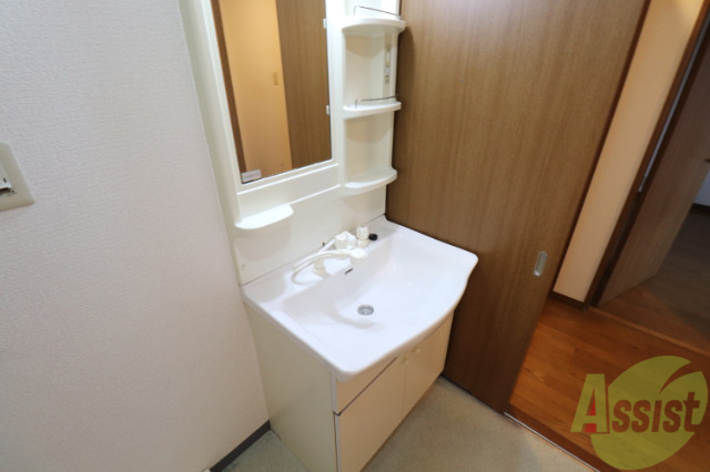 洗面設備　小物も置けちゃう独立洗面台！