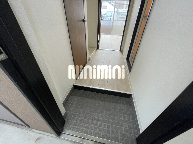 玄関　室内洗濯樹置き場です