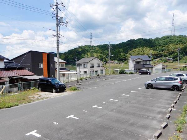 【ビレッジハウス仁多2号棟の駐車場】