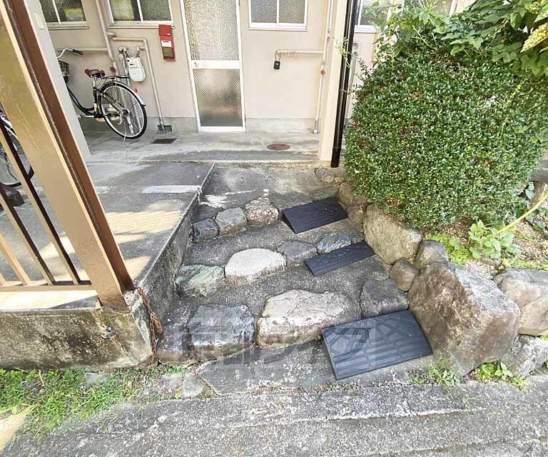 【京都市右京区梅津林口町のアパートのエントランス】