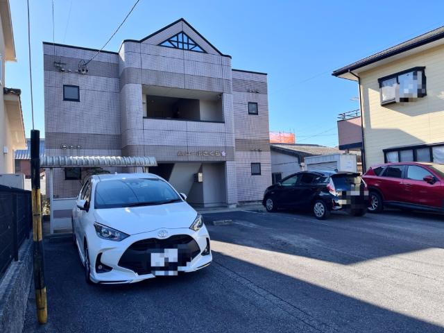 【西尾市駒場町のアパートの駐車場】