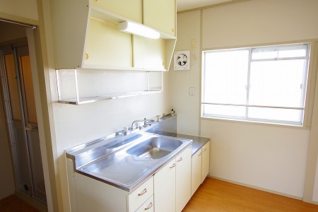 キッチン　※反転タイプの部屋の写真です。