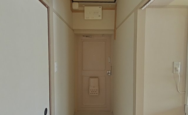 玄関　※反転タイプの部屋の写真です。