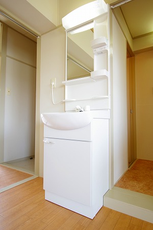 洗面設備　収納付きで使いやすい洗面所 ※反転タイプの部屋の写真です。