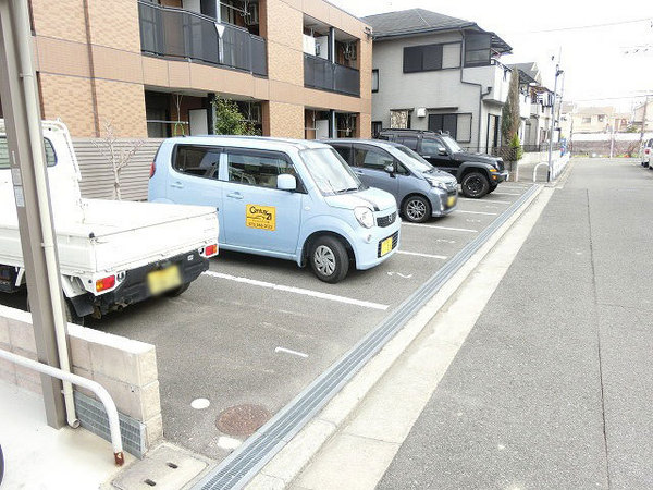 【グレイシャスの駐車場】