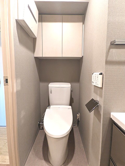 トイレ　温水洗浄便座です