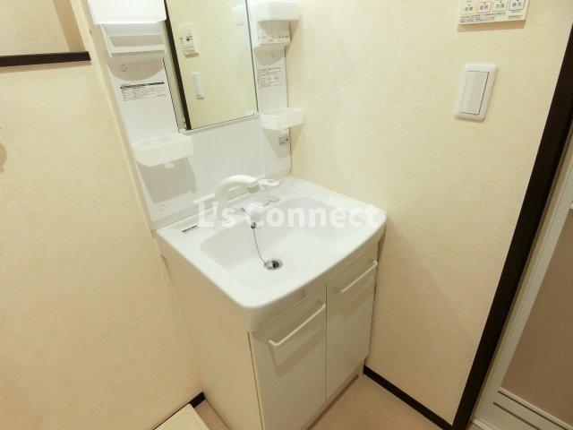 洗面設備　朝の支度もスムーズな独立洗面台。