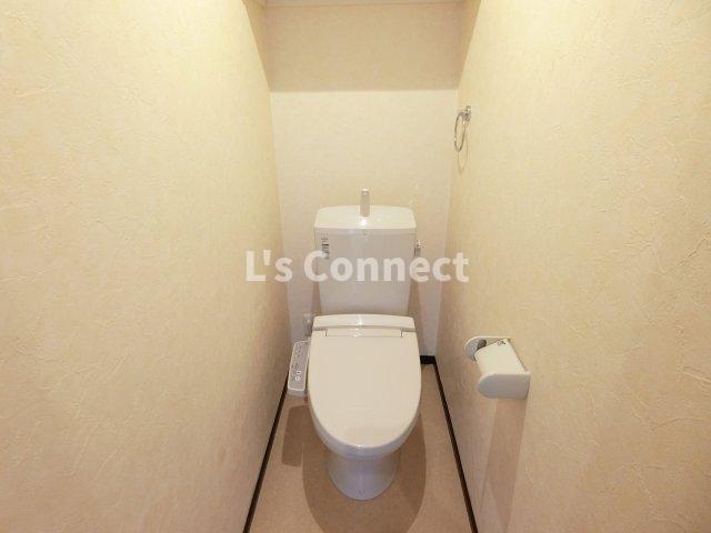 トイレ　温水洗浄便座付きのトイレ。