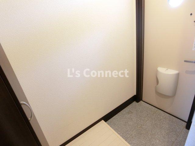 玄関　背の高い下駄箱で靴も収納できます。