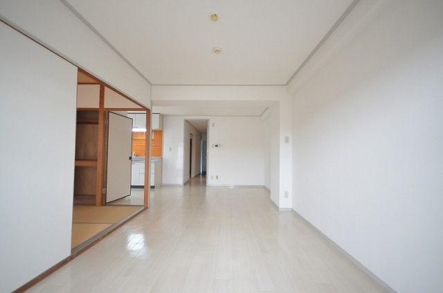 居室・リビング　別号室の写真です（反転）