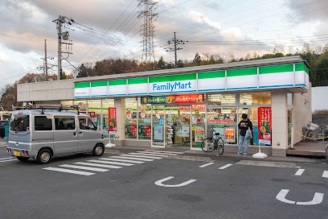 コンビニ　ファミリーマート天野谷戸公園前店（コンビニ）まで317m