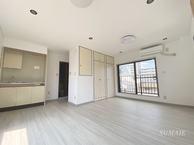 居室・リビング　3面窓の明るいお部屋☆