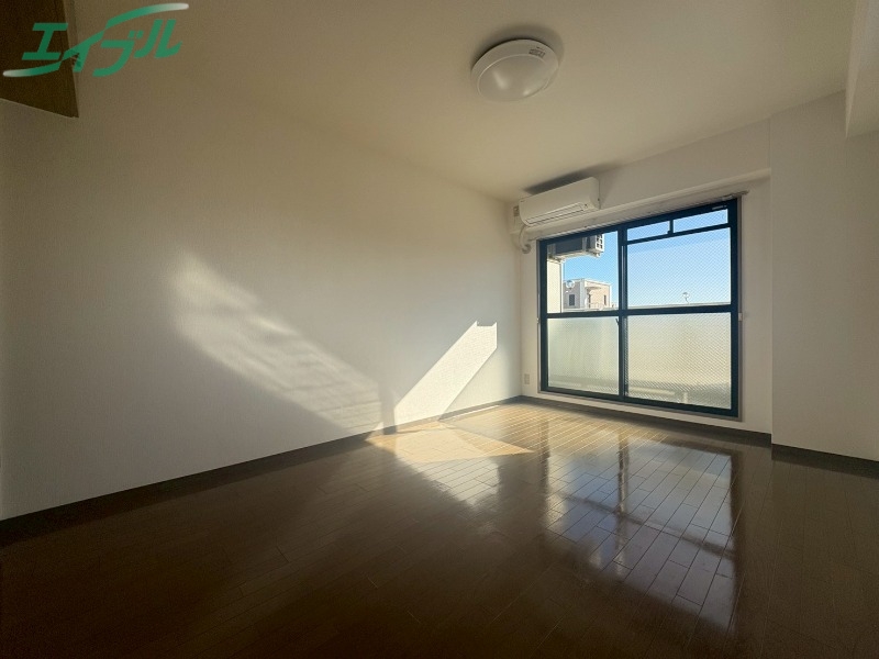 居室・リビング　同物件別室写真