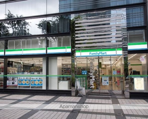 コンビニ　ファミリーマート（コンビニ）まで122m