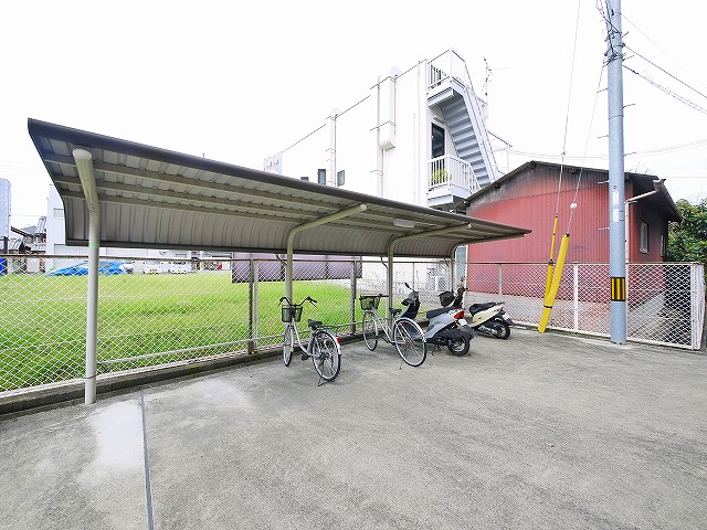 その他共有部分　屋根付きの自転車置き場です