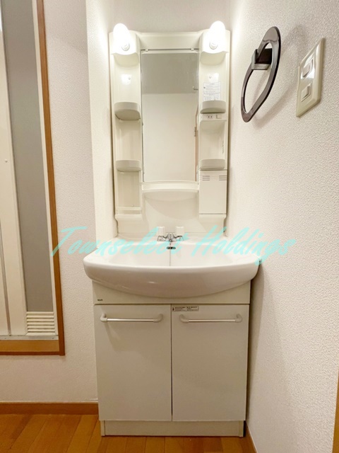 洗面設備　明るい洗面所です