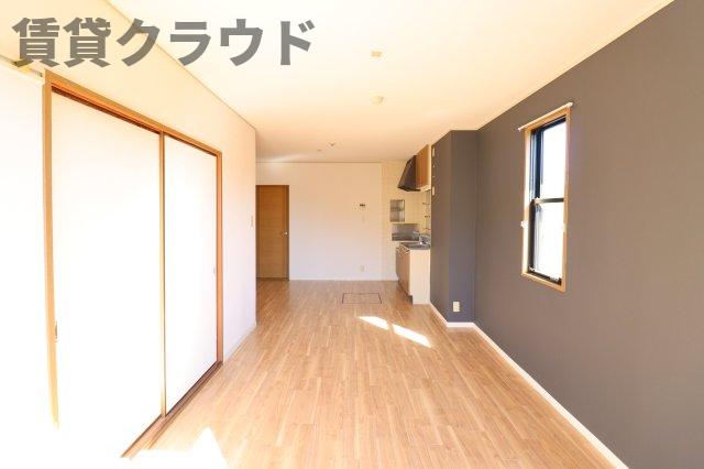 居室・リビング　落ち着いた色のアクセントクロスがおしゃれ♪