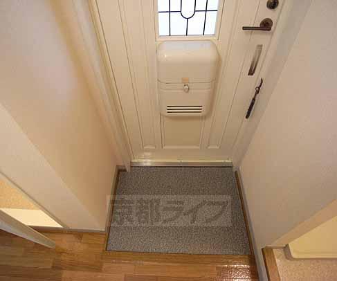 玄関　廊下にちょっとしたシューズボックスもあります。