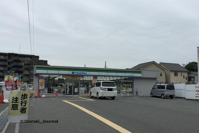 コンビニ　ファミリーマート茨木小川町店（コンビニ）まで386m