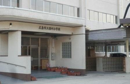 小学校　広島市立深川小学校（小学校）まで400m