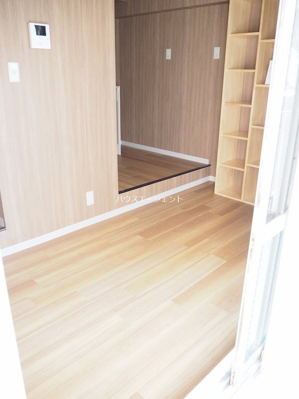 居室・リビング　明るい色合いのお部屋です。