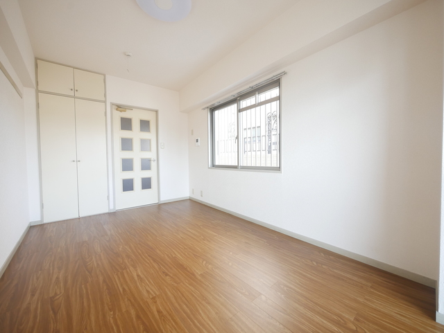 居室・リビング　★２面採光の明るい洋室です★