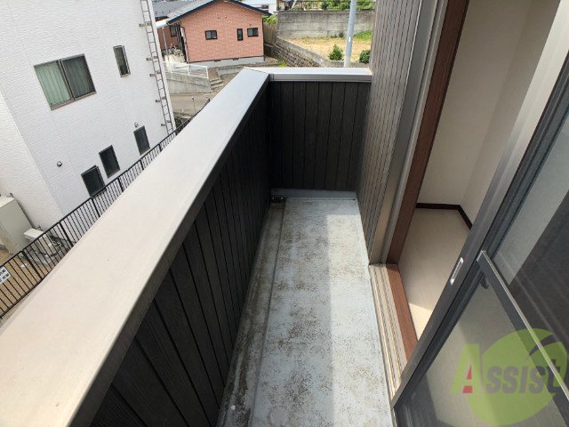 バルコニー　バルコニーはお洗濯もしやすそうな広さですね
