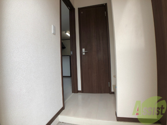 玄関　玄関を入ると左手がリビング、右手に２階への階段があります