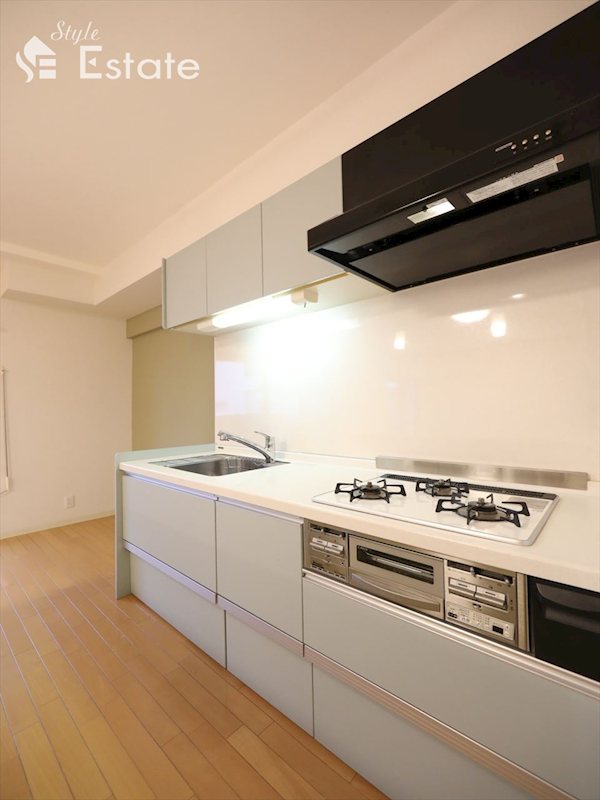 キッチン　システムキッチン（3口ガスコンログリル付き）