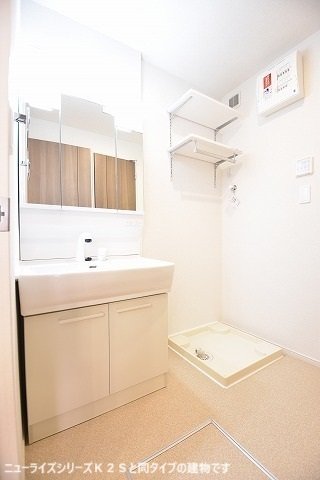 洗面設備　明るい洗面所です