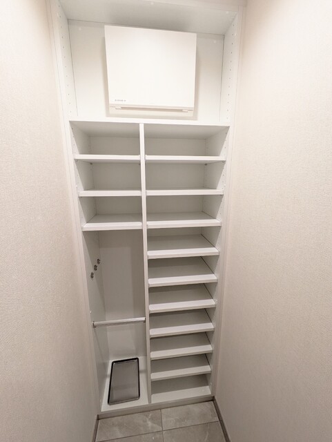 玄関　※同タイプ別室参考写真