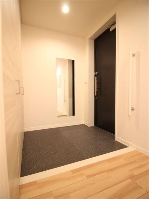 玄関　姿見付きの玄関