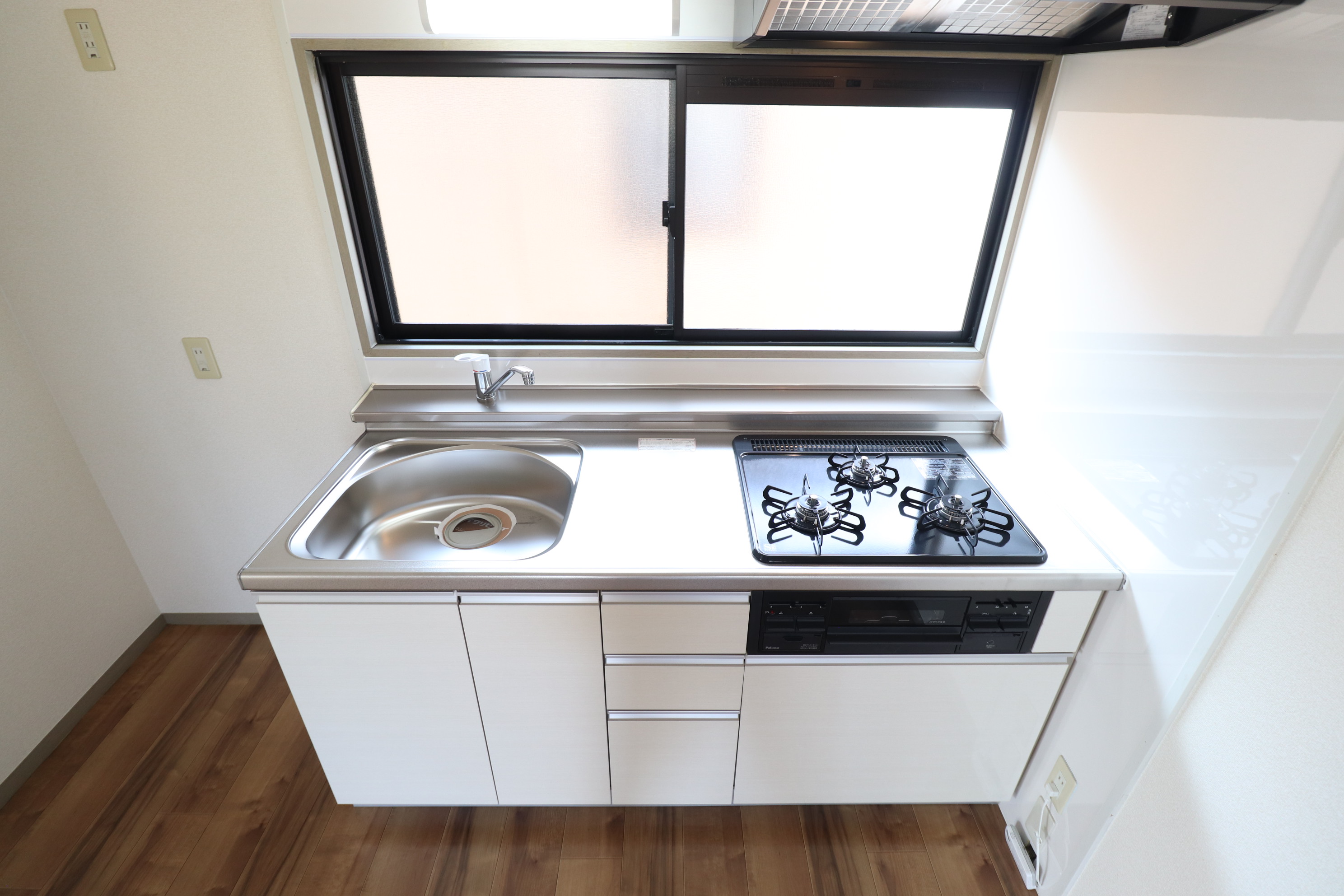 キッチン　3口コンロで使いやすいキッチンです♪