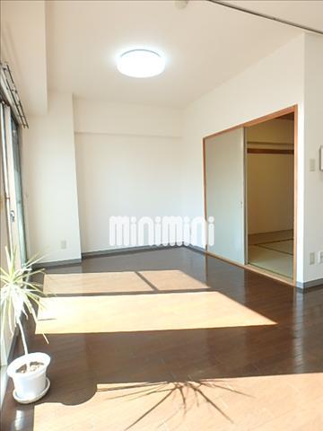 玄関　靴棚も上下にあってたくさん入ります