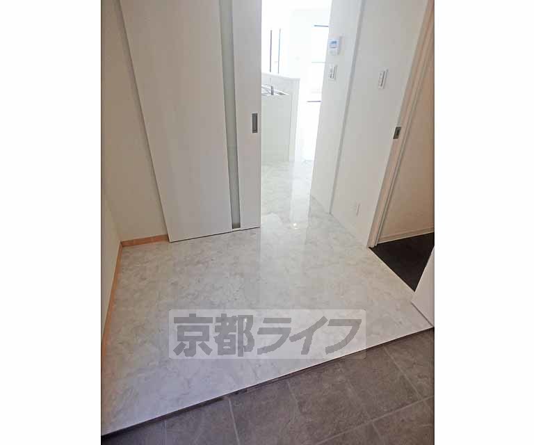 その他部屋・スペース　玄関からみた室内です。