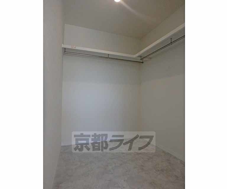 収納　広々したウォークインクローゼットです。