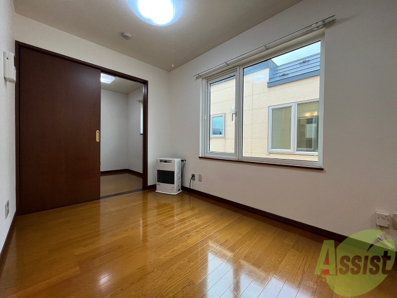 居室・リビング　日当たりが良くて心地よく過ごせそうなお部屋です。