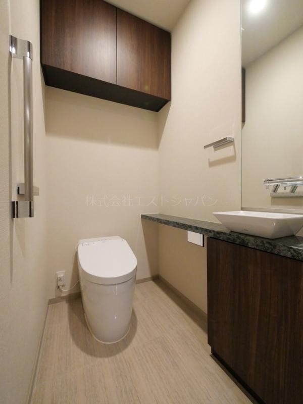 トイレ　別部屋の参考室内写真です。設備等実際の仕様と異なる場合がござ