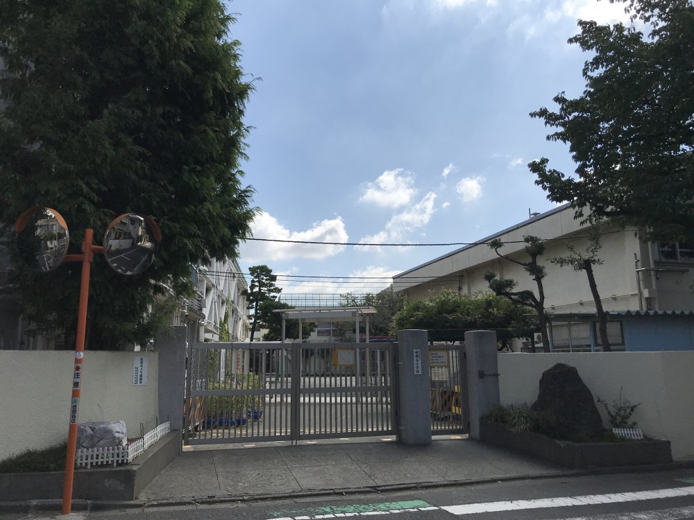 小学校　世田谷区立世田谷小学校（小学校）まで601m