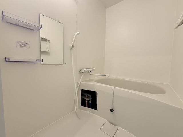 バス・シャワールーム　～棚もあり便利～