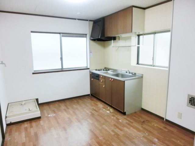 居室・リビング　窓が多いので換気もしっかり出来ますね