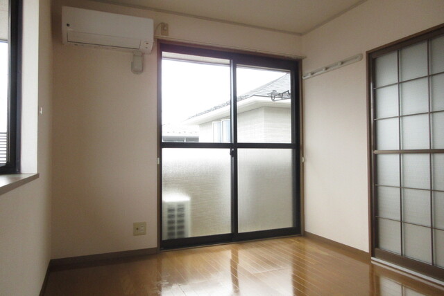 居室・リビング　南側洋室６帖